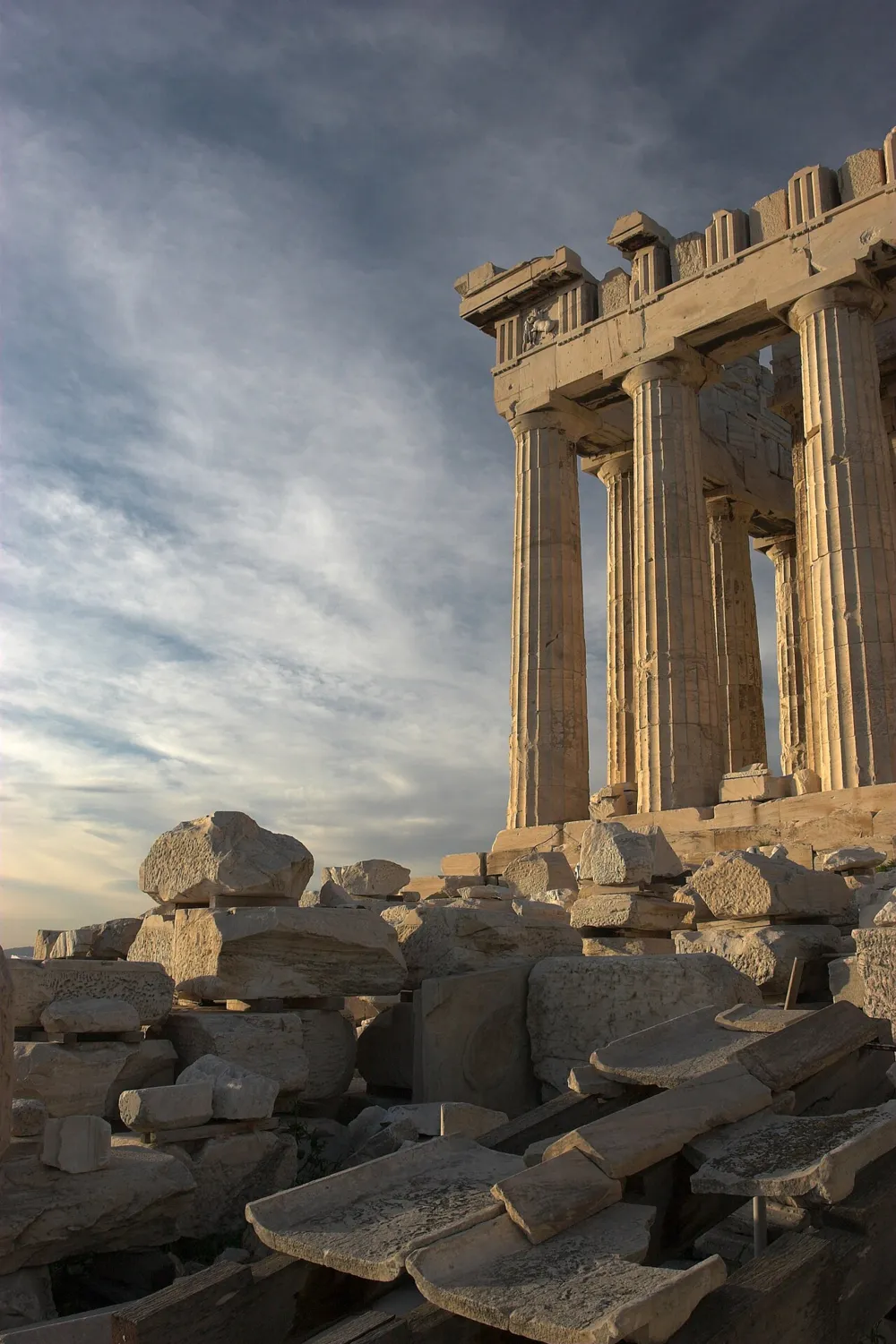 Atina Akropolü'ndeki Parthenon Tapınağı, güneyden görünüm.