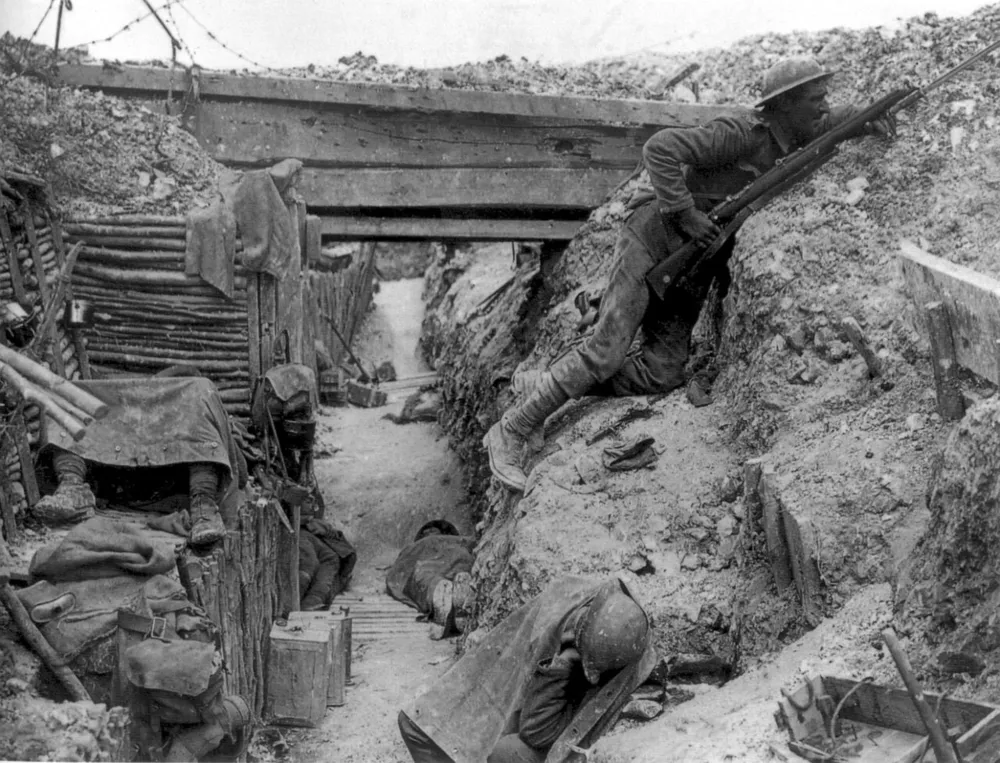 Cheshire Alayı'na ait askerler, Somme Muharebesi sırasında bir siperde, 1916.