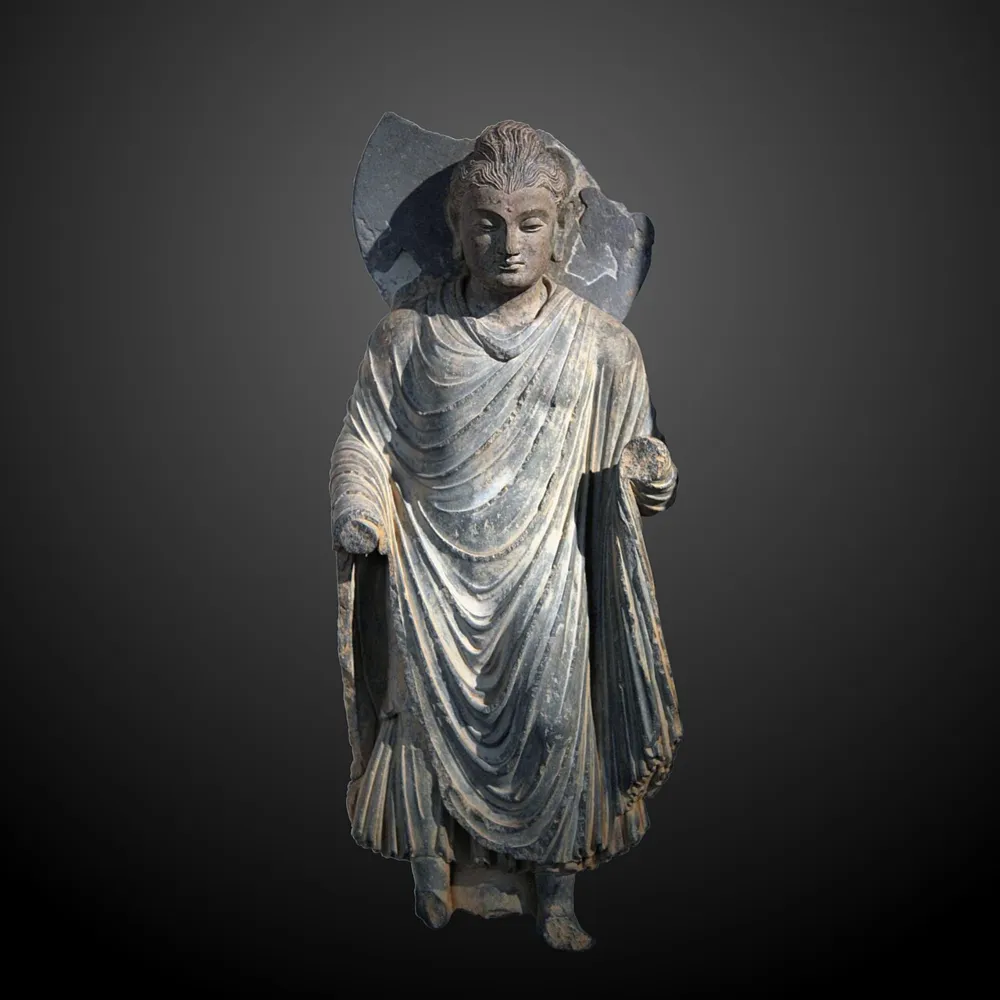 Ayakta bir Buda heykeli (Commons dosya adındaki “MA 6284” bir envanter numarasına benzer; kayıt eserin yerini ve tarihini belirtmez, fotoğraf 25 Haziran 2017 tarihlidir). Wikipedia'ya göre ilk insan biçimli Buda heykelleri 1.–2. yüzyıllarda Gandhara'da ortaya çıktı; yani bu tür heykeller Buda'nın yaşadığı dönemden yüzyıllar sonrasına aittir.
