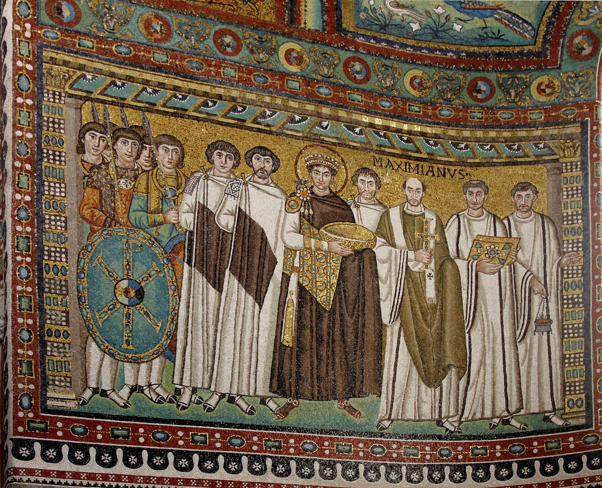 İmparator I. Justinianus ve maiyeti; San Vitale Bazilikası, Ravenna. 6. yüzyıl Bizans mozaiğinin 2016 tarihli fotoğrafı.