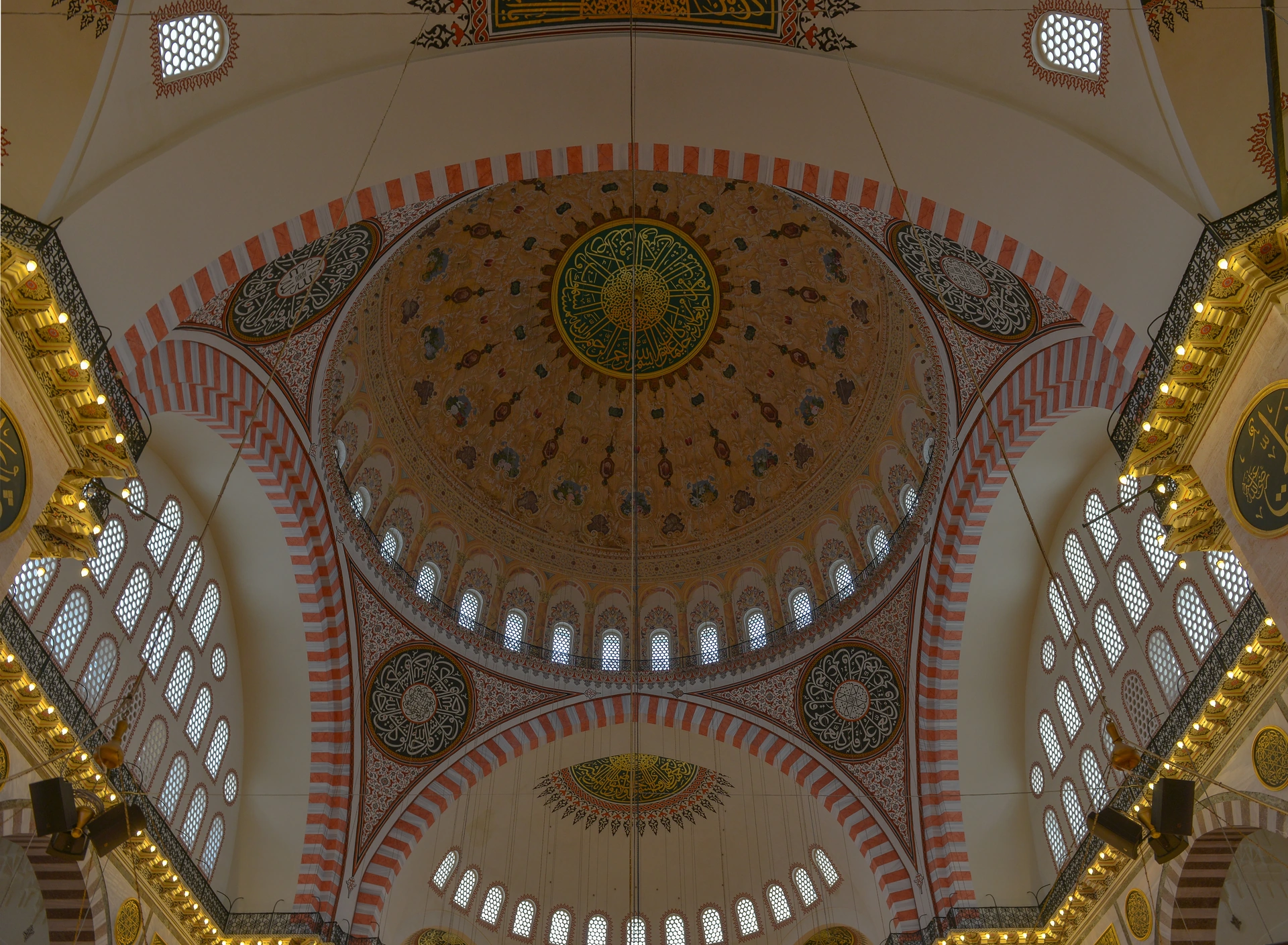 Süleymaniye Camii, İstanbul. Osmanlı mimarisini temsil eden yapının 2013 tarihli fotoğrafı.
