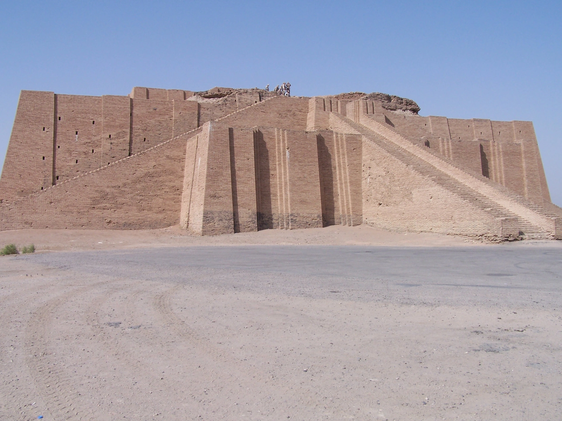 Ur Zigguratı, Irak. Sümer kent kültürünün anıtsal mimarisine ait yapının 2005 tarihli fotoğrafı.