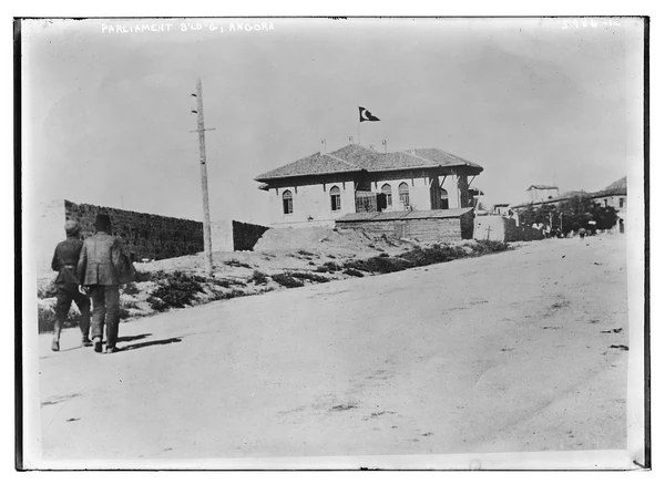 Ankara’daki ilk Türkiye Büyük Millet Meclisi binası. Kaynak arşiv, fotoğrafı yaklaşık 1920–1925 arasına tarihlendirir; Cumhuriyet’in kuruluş yıllarını temsil eder.