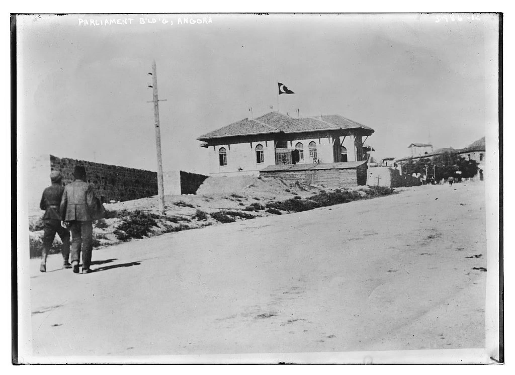 Ankara’daki ilk Türkiye Büyük Millet Meclisi binası. Kaynak arşiv, fotoğrafı yaklaşık 1920–1925 arasına tarihlendirir; Cumhuriyet’in kuruluş yıllarını temsil eder.