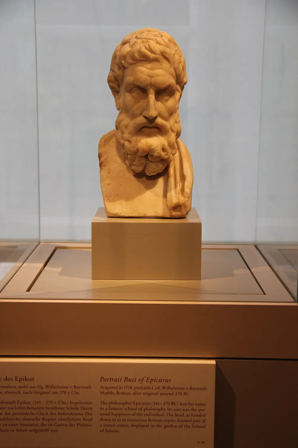Epikuros'un mermer büstü, Roma dönemi kopyası. Altes Museum, Berlin. Kopyanın yapıldığı yüzyıl kaynak kaydında belirtilmiyor; Epikuros'un yaşadığı dönemin (MÖ 341–270) çağdaş bir portresi değildir.