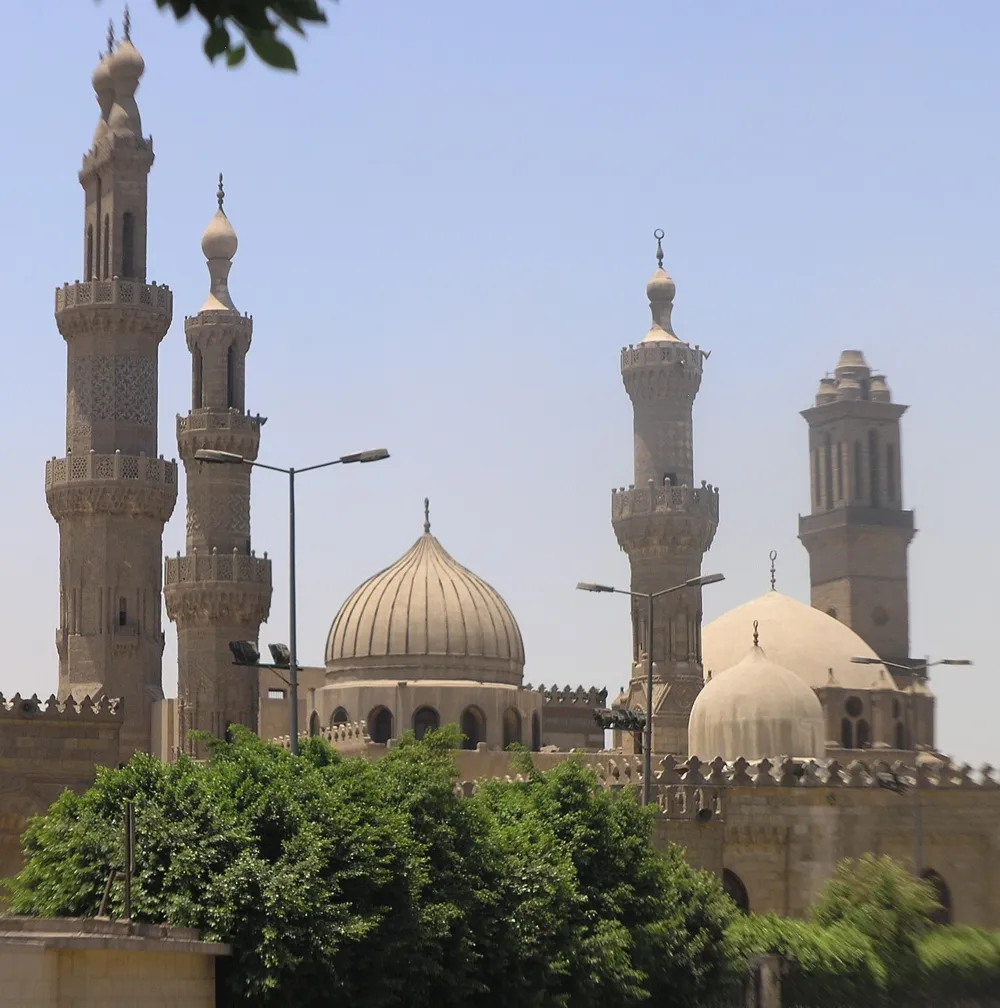 Kahire'nin İslami bölgesinden el-Ezher Camii ve Üniversitesi (Temmuz 2008 fotoğrafı). Cami, Fatımîler tarafından 970–972 arasında yaptırılmıştır; bugünkü görünümü sonraki eklemeleri içerir.