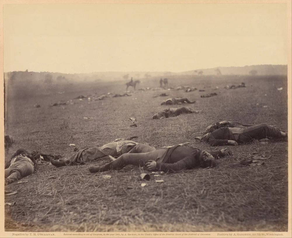 Amerikan İç Savaşı — Gettysburg Muharebesi'nin ardından savaş alanında kalan düşmüş askerleri belgeleyen, dönemin savaş fotoğrafçılığının en tanınmış -ve en sarsıcı- örneklerinden