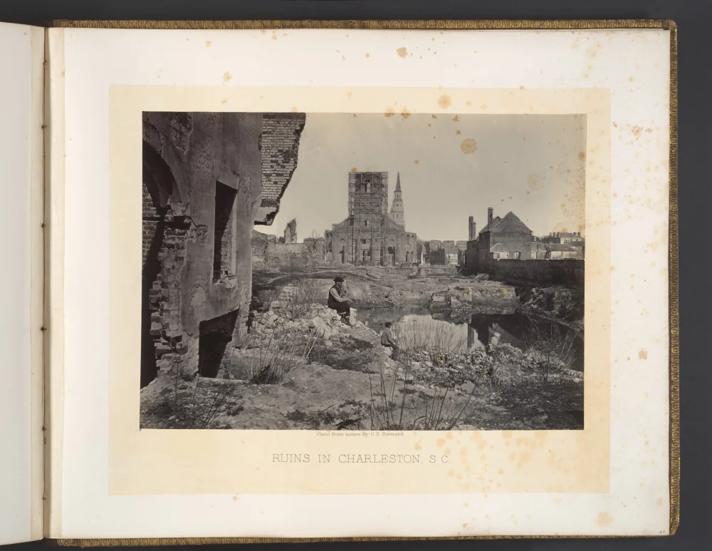 Amerikan İç Savaşı — Charleston, Güney Karolina'daki savaş yıkımını belgeleyen fotoğraf; Barnard'ın "Sherman Seferi'nin Fotoğraflı Görünümleri" albümünden.