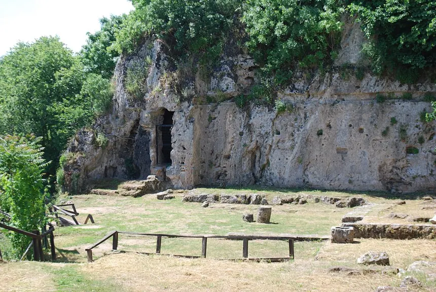 Aristoteles — Mieza'daki (Makedonya, Yunanistan) Nymphaion kalıntıları; Aristoteles'in İskender'e ders verdiği okulun bulunduğu yer.