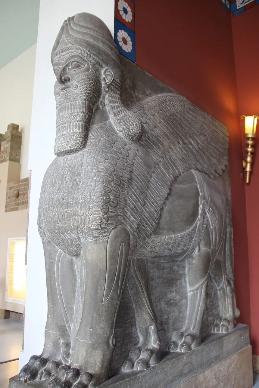 Asur İmparatorluğu — Nimrud'dan bir lamassu (kanatlı boğa) heykeli, Pergamon Müzesi, Berlin.