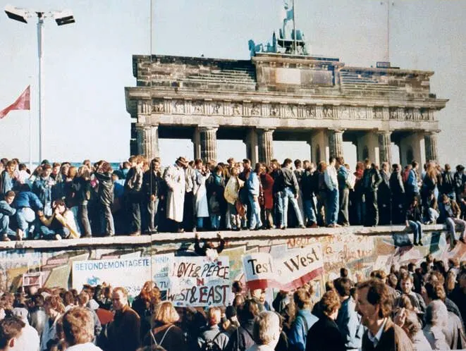Avrupa Birliği — The Fall of the Berlin Wall, 1989. The photo shows a part of a public photo documentation wall at the Brandenburg Gate, Berlin. The photo documentation is permanen