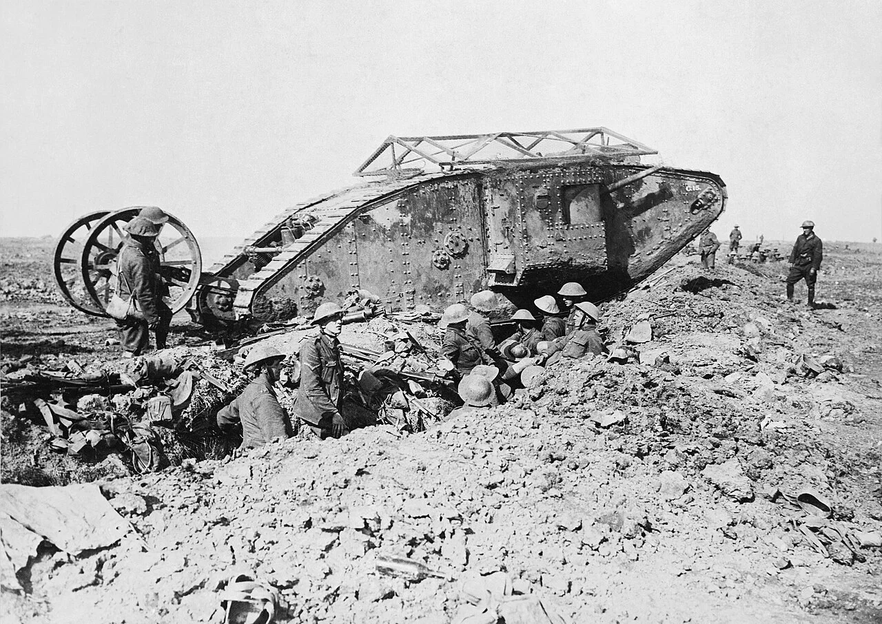 I. Dünya Savaşı — "C-15" adlı bir İngiliz Mark I tankı, Thiepval yakınında, 25 Eylül 1916 (Imperial War Museums, Q 2486).