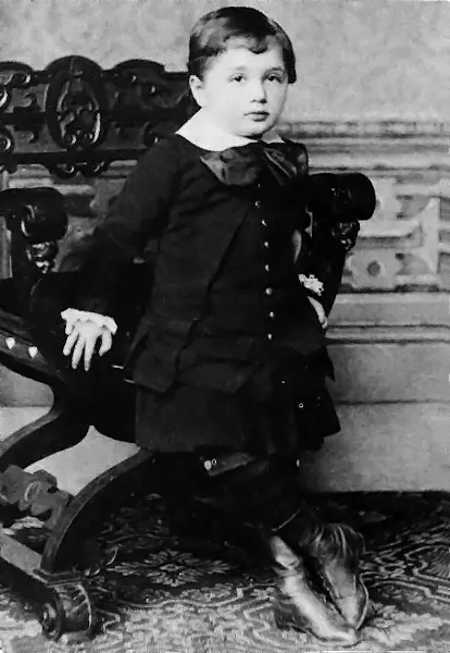 Albert Einstein — Üç yaşındaki Albert Einstein (1882). Commons kaydına göre bilinen en eski Einstein fotoğrafı olduğuna inanılır.