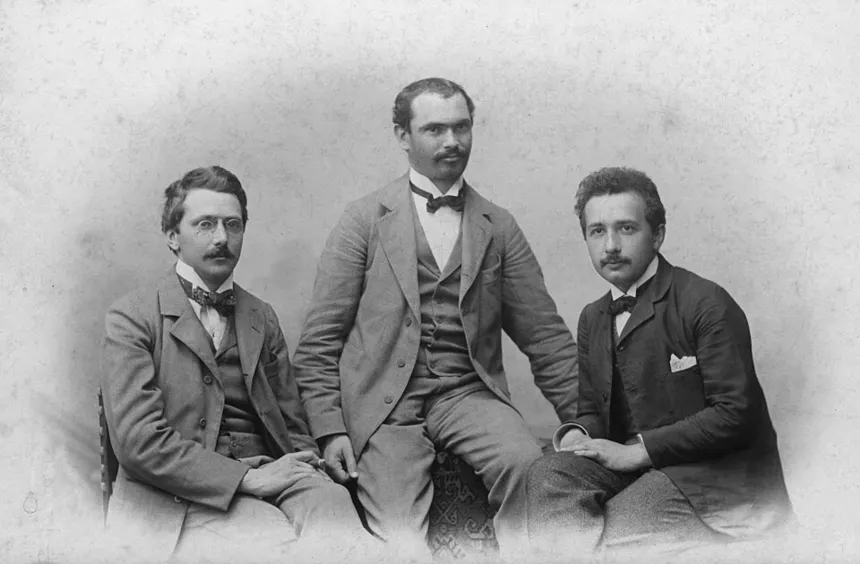 Albert Einstein — Einstein, arkadaşları Conrad Habicht ve Maurice Solovine ile, Bern, yaklaşık 1903.