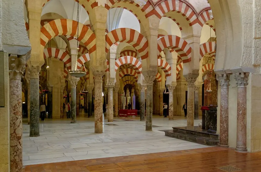 Endülüs Emevi Devleti — Kurtuba Ulu Camii'nin çift renkli at nalı kemerleri.