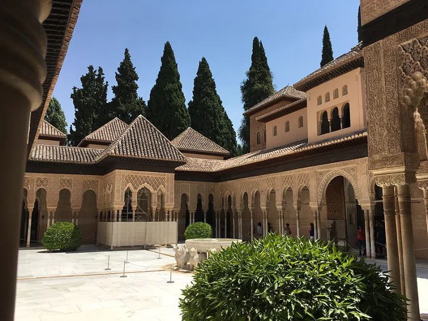 Endülüs Emevi Devleti — Gırnata'daki Elhamra Sarayı'nın Aslanlar Avlusu (Patio de los Leones).