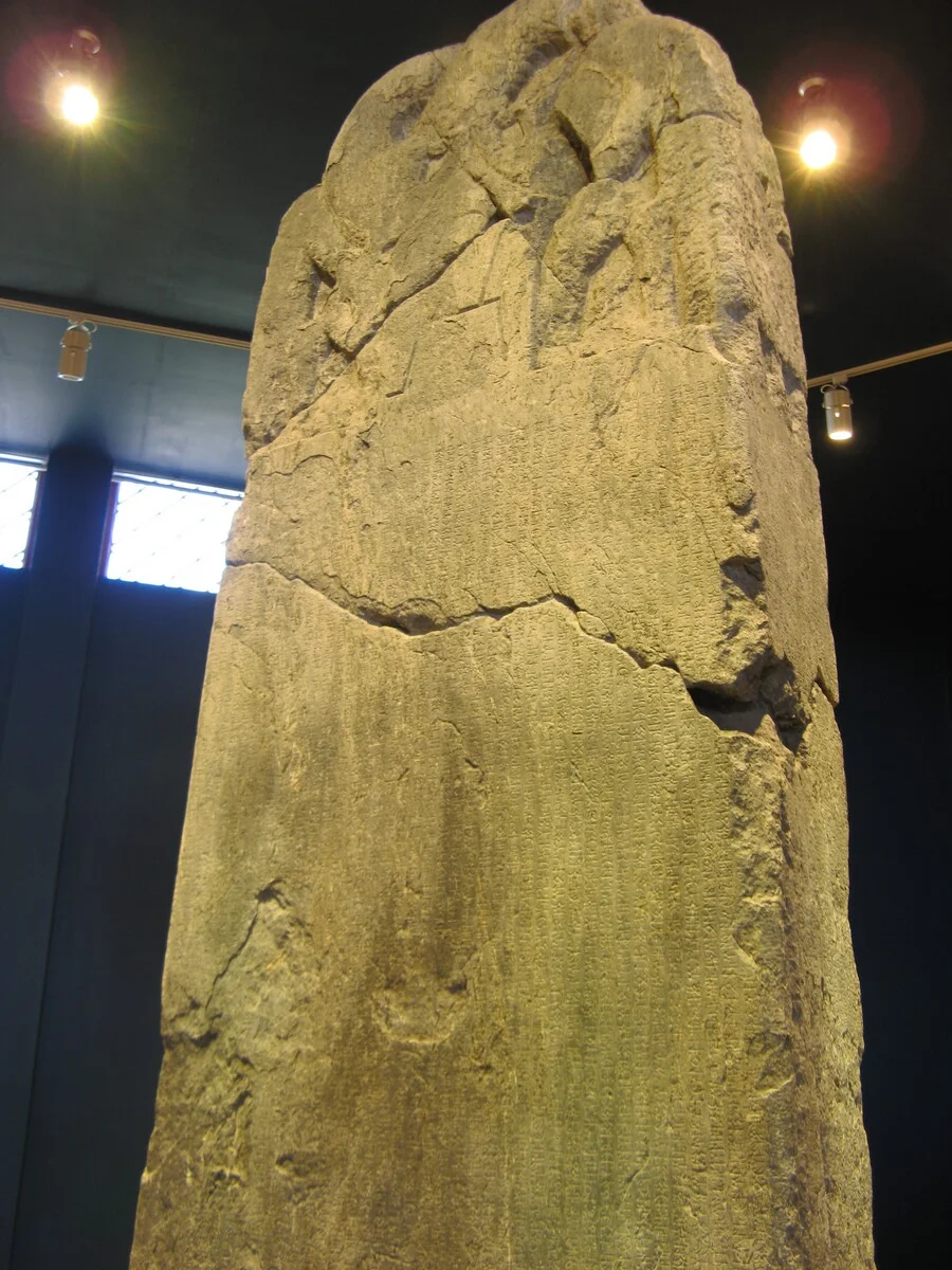 Göktürk Kağanlığı — Bilge Kağan anıtının yazıt taşı, Orhun Vadisi, Moğolistan.
