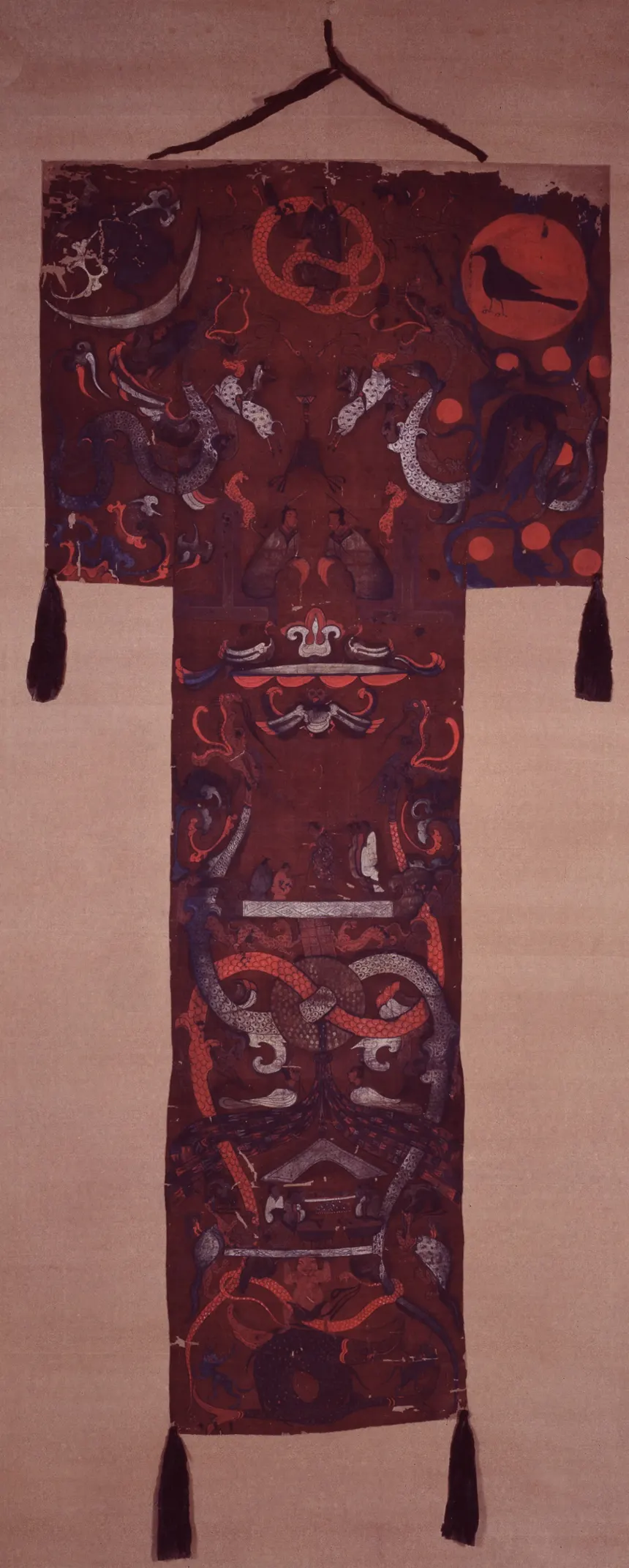 Han Hanedanı — Mawangdui 1 numaralı mezardan çıkan, yaklaşık MÖ 168 tarihli T biçimli ipek bayrak; gök, insan dünyası ve yeraltı âlemini betimler (Hunan Eyalet Müzesi). Batı Han dö