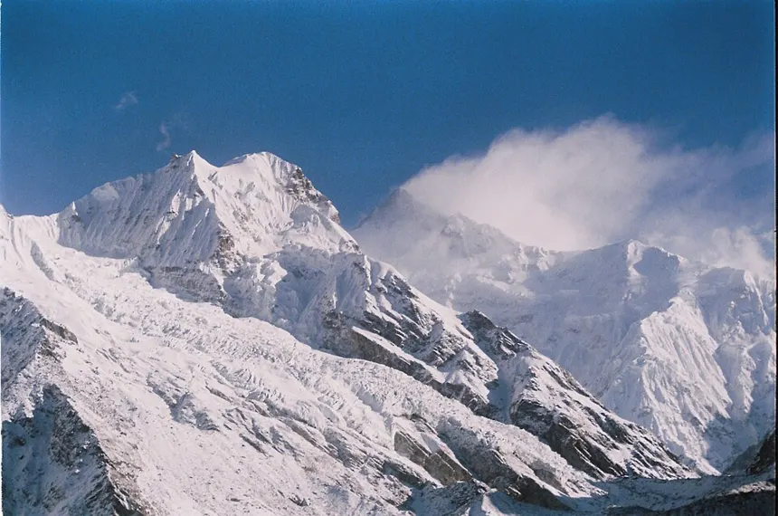 Hindistan Cumhuriyeti — Goecha Peak (left), Kangchenjunga (centre, behind), Goecha La pass (right, bottom) from the Zemathang Glacier, Western Sikkim.
