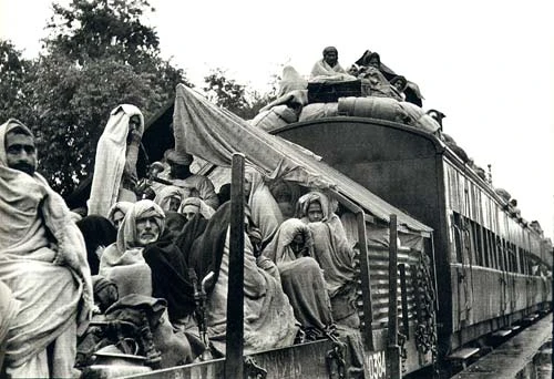 Hindistan'ın Bağımsızlığı — Bölünme sırasında Pencap'ta bir mülteci treni; tren hem içi hem de üstü, yeni sınırın diğer tarafına geçmeye çalışan yüz binlerce kişiden biriyle dolu.