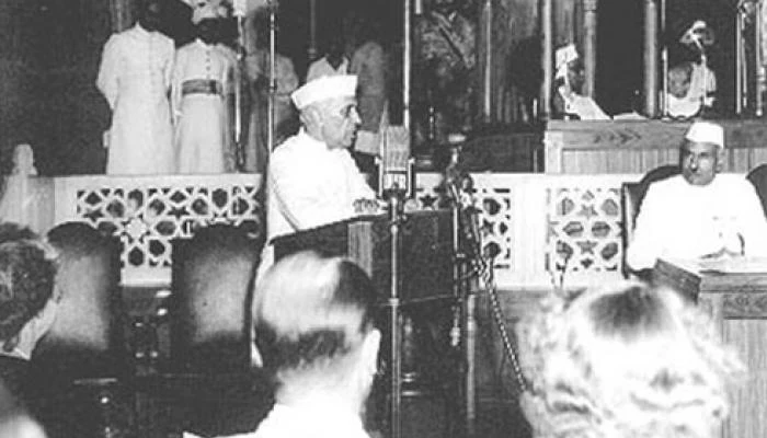 Hindistan'ın Bağımsızlığı — Jawaharlal Nehru, Yeni Delhi'deki Parlamento Binası'nda bağımsızlık gecesi "Kadere Randevu" konuşmasını yaparken.