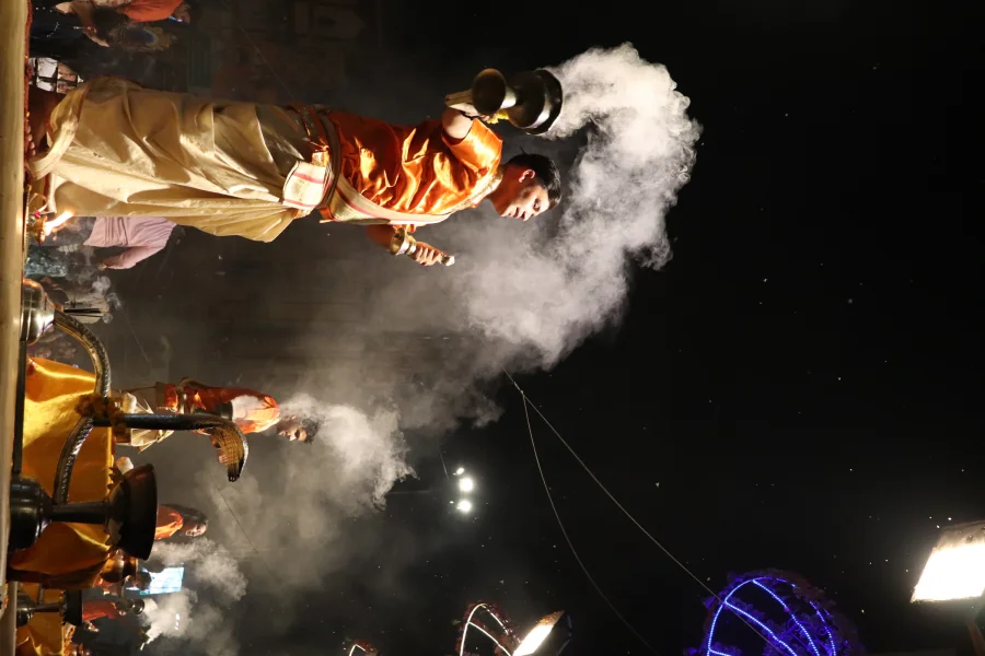 Hinduizm — Varanasi'de Daşaşvamedh Ghat'ta akşam Ganga Aarti töreni.