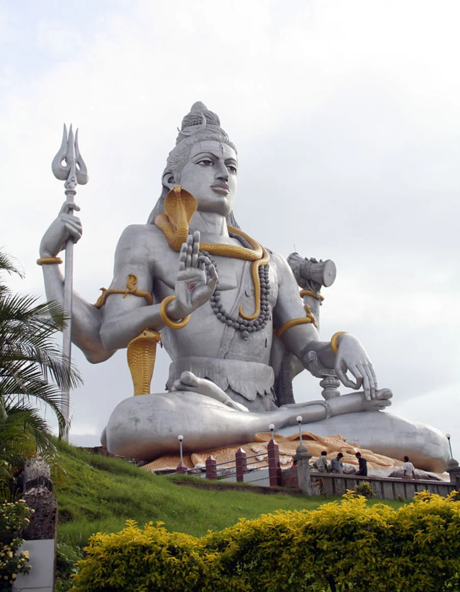 Hinduizm — Karnataka'daki Murdeshwara Tapınağı'nda devasa bir Şiva heykeli.