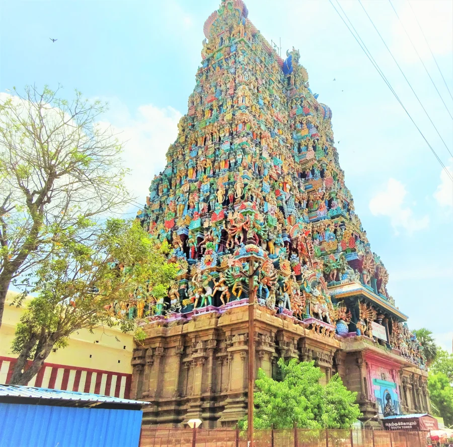 Hinduizm — Madurai'deki Meenakshi Amman Tapınağı'nın renkli gopuram (kapı kulesi) mimarisi.