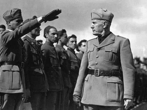 II. Dünya Savaşı — Mussolini inspecting troops.
