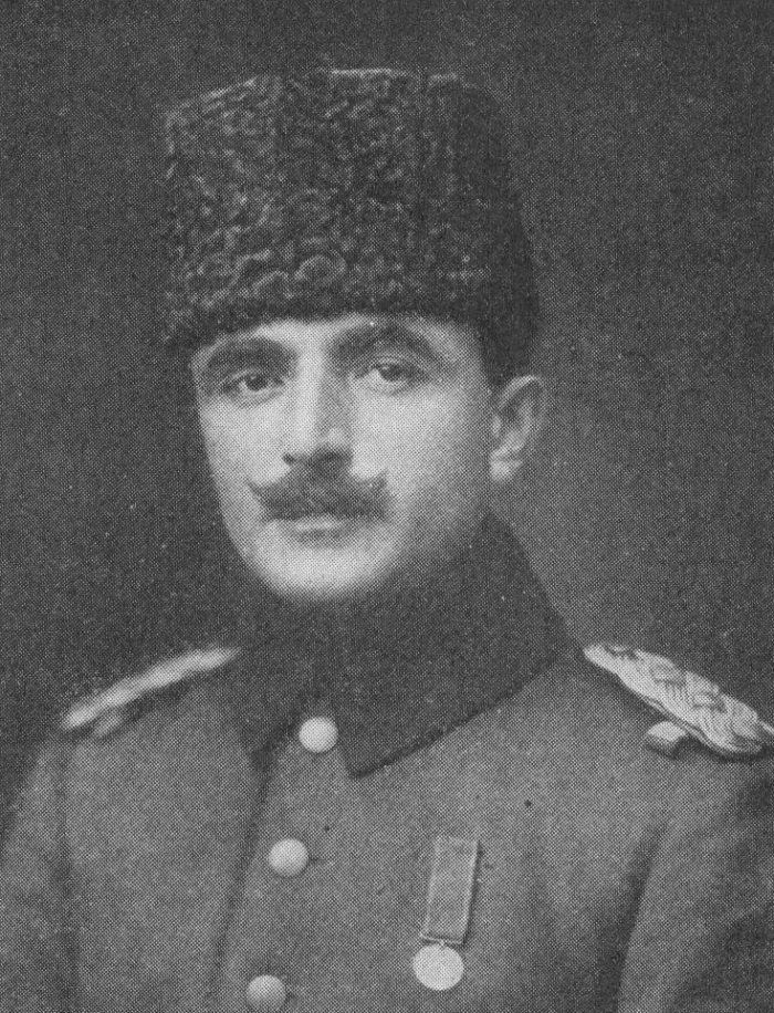 Jön Türkler ve II. Meşrutiyet — 1908 Devrimi'nin öncü subaylarından, sonradan İttihat ve Terakki'nin "Üçler"inden biri olacak Enver Bey (Paşa); fotoğraf, henüz Harbiye Nazırı olmad