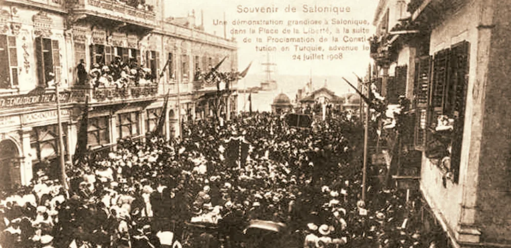 Jön Türkler ve II. Meşrutiyet — Selanik'te Hürriyet Meydanı'nda, Meşrutiyet'in ilan edildiği 24 Temmuz 1908 günü toplanan büyük kalabalığı gösteren dönemin anı kartpostalı; hareket