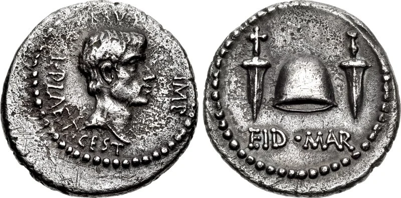 Jül Sezar — Brutus adına MÖ 42'de basılan gümüş dinar (denarius). Arka yüzünde iki hançer ve bir özgürlük külahı arasında 'EID MAR' (Mart İdes'i) yazısı; suikastı doğrudan anan tek