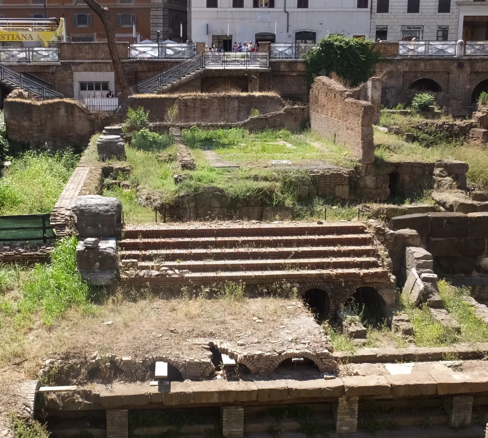 Jül Sezar — Largo di Torre Argentina'daki kazı alanı, Roma. Sezar'ın öldürüldüğü Pompeius Kurultayı'nın bulunduğu Cumhuriyet dönemi kutsal alanın kalıntıları.
