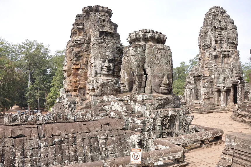 Kmer İmparatorluğu — Bayon Tapınağı'nın kulelerini süsleyen dev gülümseyen taş yüzler, Angkor Thom.