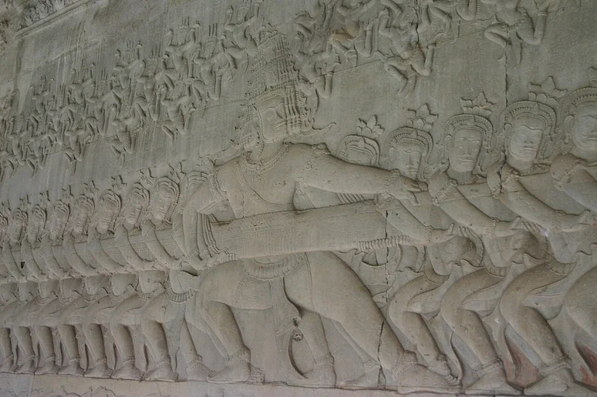 Kmer İmparatorluğu — "Süt Denizi'nin Çalkalanması" kabartması -Angkor Wat'ın doğu galerisindeki 49 metrelik dev sahne.