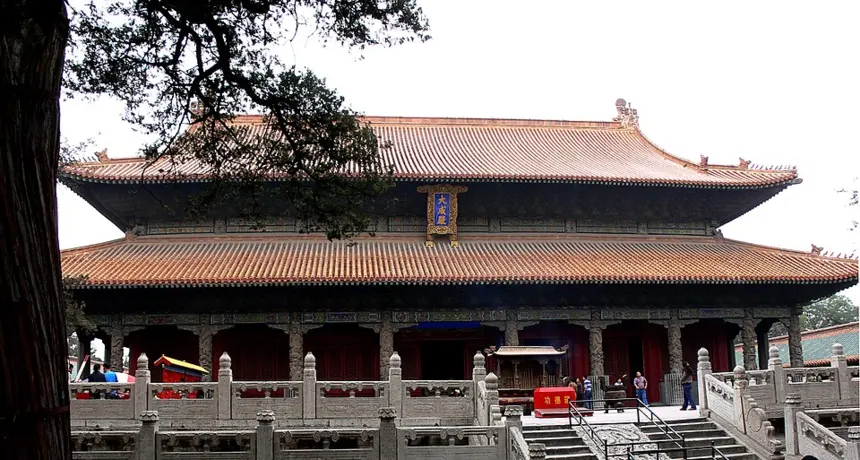 Konfüçyüs — Qufu'daki Konfüçyüs Tapınağı'nın ana salonu, Dacheng Salonu.