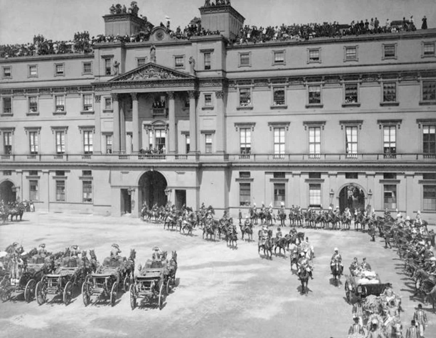 Kraliçe Victoria — Kraliçe Victoria'nın Elmas Jübilesi alayı, Buckingham Sarayı önünde.