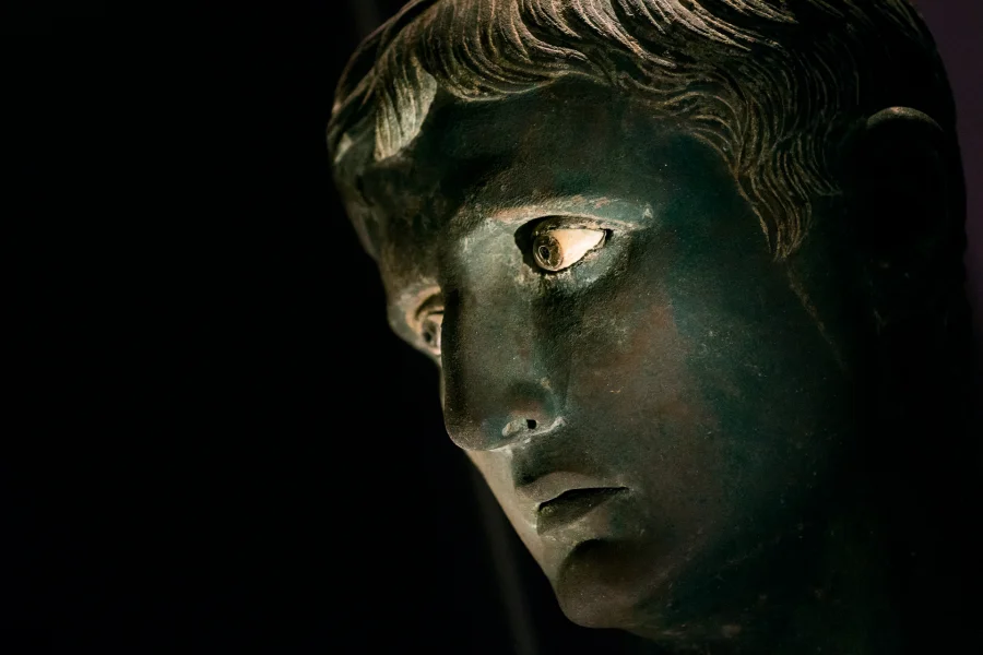 Kush Krallığı — "Meroe Başı" olarak bilinen bronz İmparator Augustus heykeli; Kandake Amanirenas'ın Roma'ya karşı MÖ 25'teki seferinde ele geçirilip bir zafer tapınağının basamakla