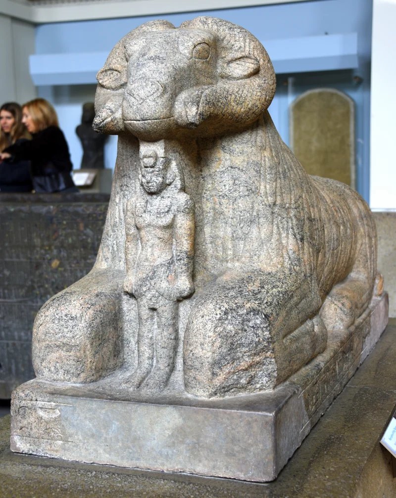 Kush Krallığı — 25. (Kushit) Hanedan'ın en tanınmış firavunu Taharqa'yı tanrı Amon'un koruması altında betimleyen koç başlı sfenks; Kawa, Sudan'dan. British Museum, Londra.