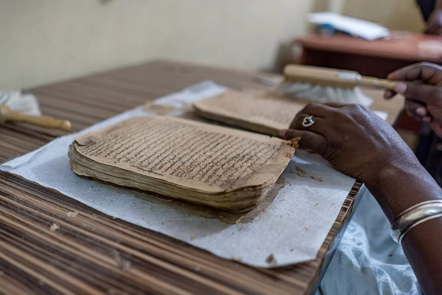 Mali İmparatorluğu — Bir uzmanın Timbuktu el yazmalarından birini temizlemesi.