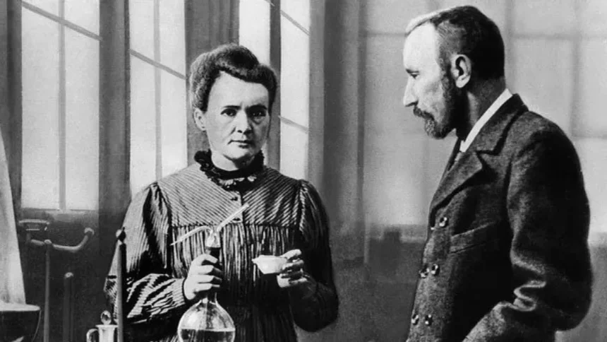 Marie Curie — Marie ve Pierre Curie, Paris'teki laboratuvarlarında -radyoaktivite araştırmalarının en yoğun döneminde.