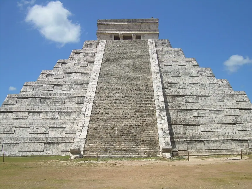 Maya Şehir Devletleri — north side of El Castillo.