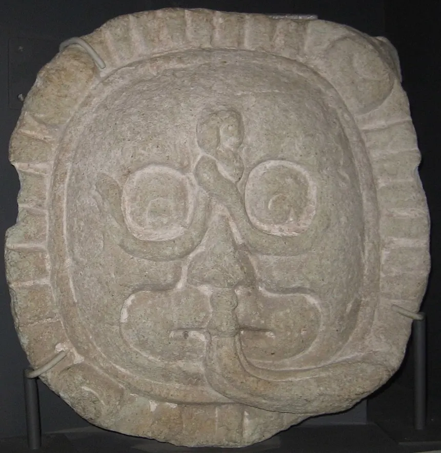 Maya Şehir Devletleri — Maya classic scupture: shield in form of Sun God face from Copan. Achitectural detail now in Peabody Museum, Cambridge, Massachusetts, USA