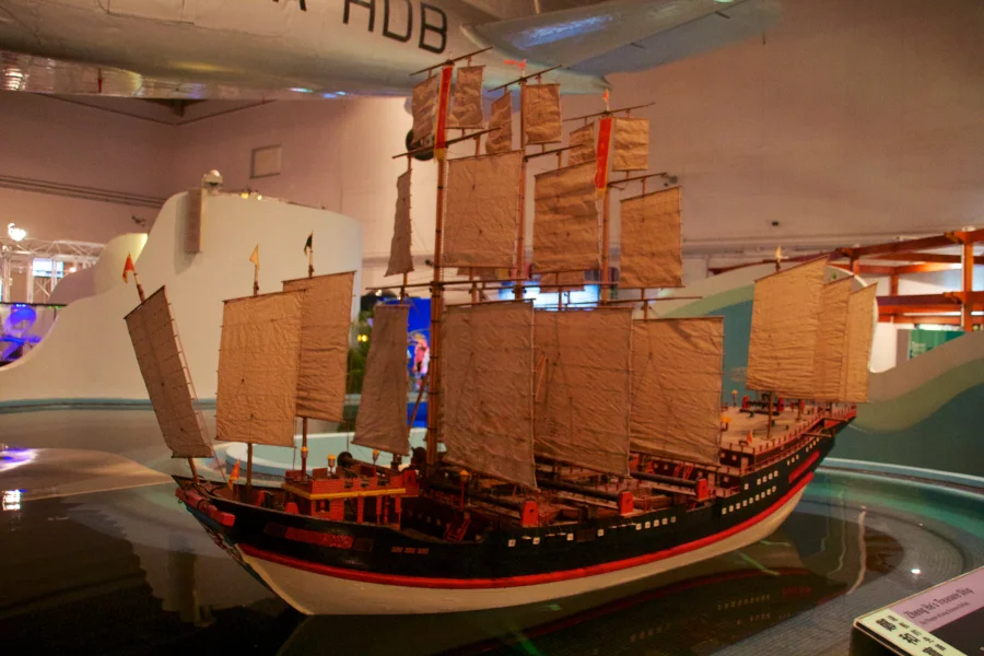 Ming Hanedanı — Amiral Zheng He'nin "hazine gemisi" filosundan bir geminin ölçekli modeli, Hong Kong Bilim Müzesi.