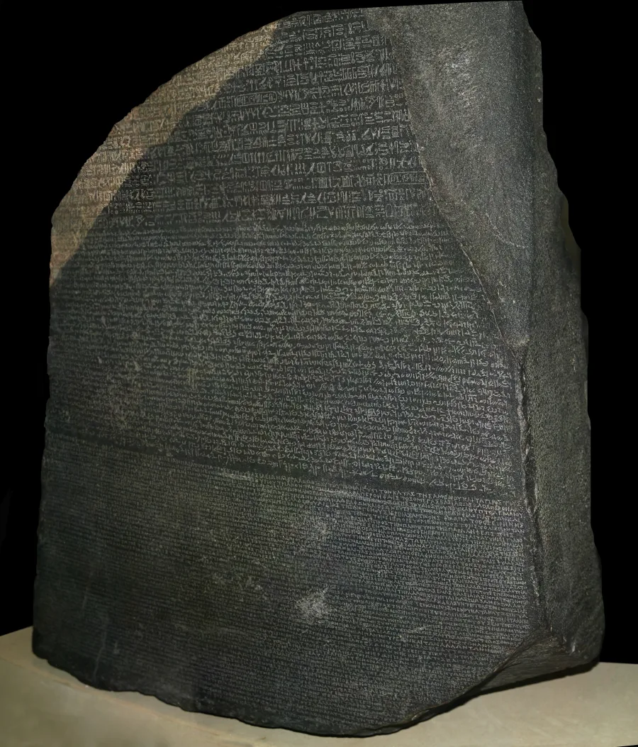 Napolyon Bonapart — Rosetta Taşı; Napolyon'un 1798-99 Mısır Seferi sırasında bulundu ve hiyeroglif yazısının çözülmesini sağladı. British Museum, Londra.