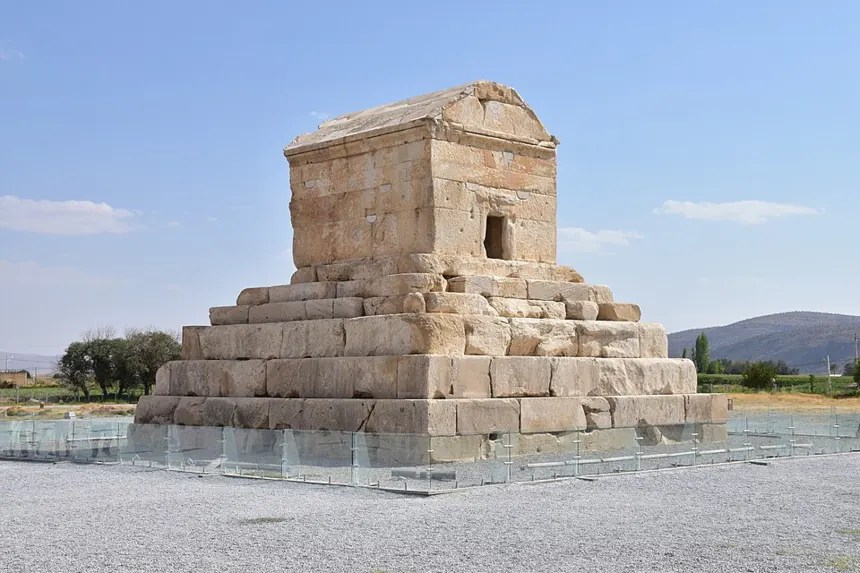 Pers Ahameniş İmparatorluğu — Büyük Kiros'un Pasargad'daki mezar anıtı.