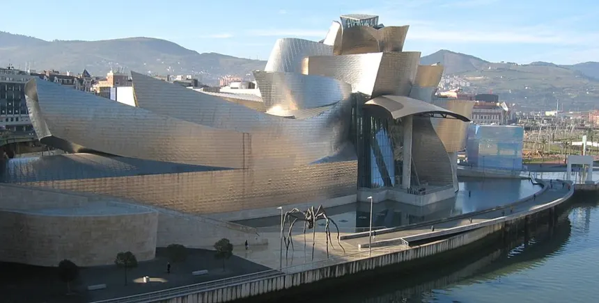 Postmodernizm — Guggenheim Museum Bilbao. Maman by Louise Bourgeois