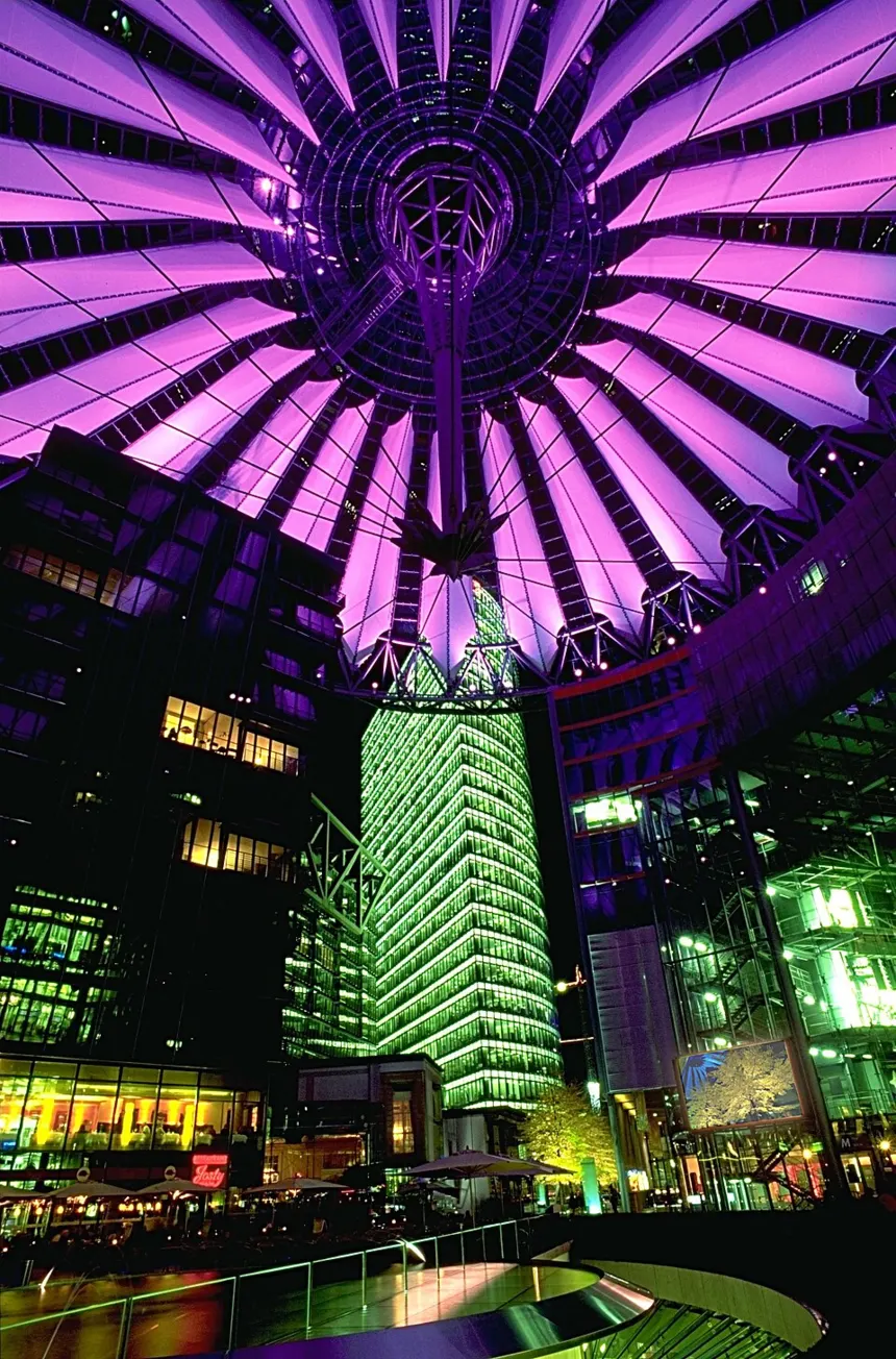 Postmodernizm — Sony Center at Night, Berlin.