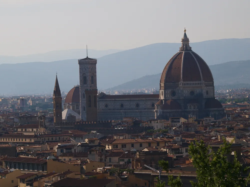 Rönesans — Piazzale Michelangelo'dan Floransa manzarası; Brunelleschi'nin Floransa Katedrali için inşa ettiği ikonik kubbe (Il Duomo) ve çan kulesi (Campanile) görülüyor.