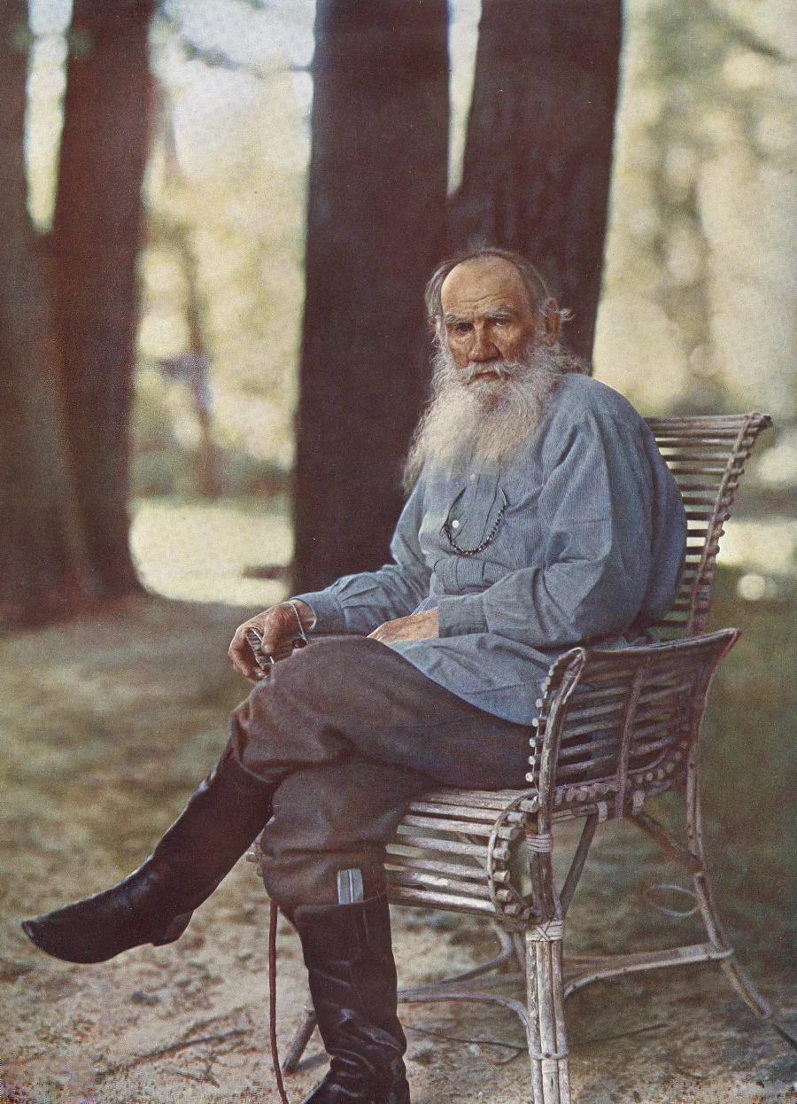 19. Yüzyıl Rus Edebiyatı — Tolstoy, Yasnaya Polyana'da -Rusya'nın bilinen ilk renkli fotoğraf portresi.